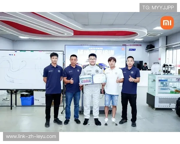 赛车手赛后泪洒领奖台，赛车手赛照