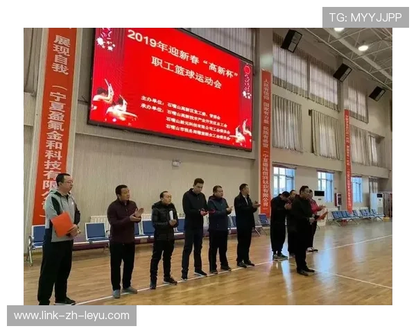 球员为受伤队友打气展现队内凝聚力和人文关怀